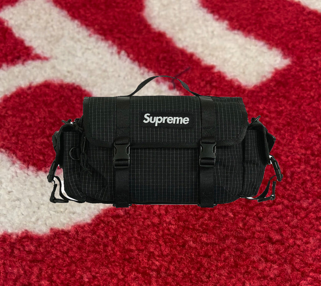 【24SS】Supreme Mini Duffle Bag ブラック ?media_id=3309622535510734416